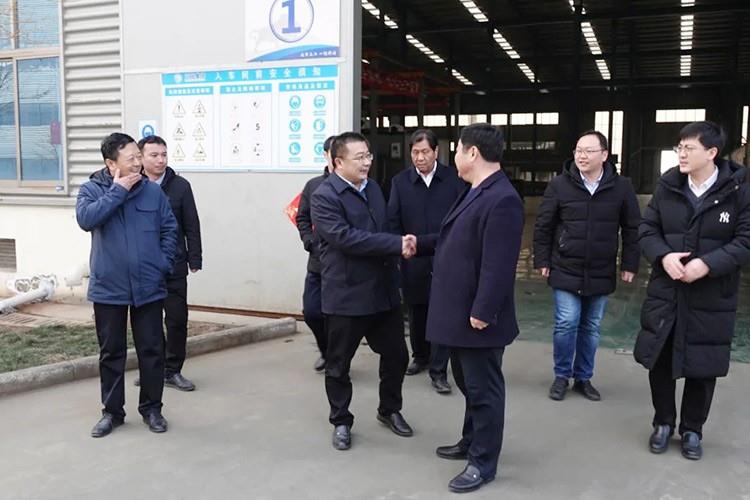 2月9日，虎年正月初九，正陽集團(tuán)節(jié)后上班第一天，組織全員開展安全教育培訓(xùn)和豐富多彩的團(tuán)隊(duì)訓(xùn)練，引導(dǎo)各崗位、各員工收心歸位，為新一年的工作開好頭、起好步。     一年春作首，萬事競爭先。  來自正陽集團(tuán)銷售部、技術(shù)部、生產(chǎn)部、財務(wù)部、行政部、采購部、外貿(mào)部等部門的人員齊聚一堂，他們通過士氣展示、團(tuán)隊(duì)協(xié)作等方式展示了正陽人的新風(fēng)采和新面貌，大家提神鉚干勁，迅速步入工作正軌，以良好的精神面貌推進(jìn)2022年各項(xiàng)工作，用實(shí)干展現(xiàn)新氣象新作為。     【士氣展示】  勝者之所勝，士氣定乾坤，強(qiáng)者之所強(qiáng)，士氣鑄輝煌