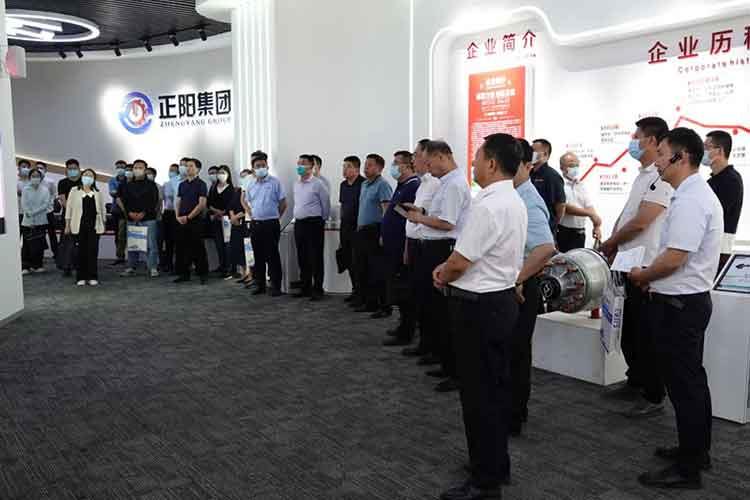 濟(jì)寧地區(qū)高端裝備制造各龍頭企業(yè)組團(tuán)到正陽集團(tuán)考察參觀，尋求合作，共謀發(fā)展